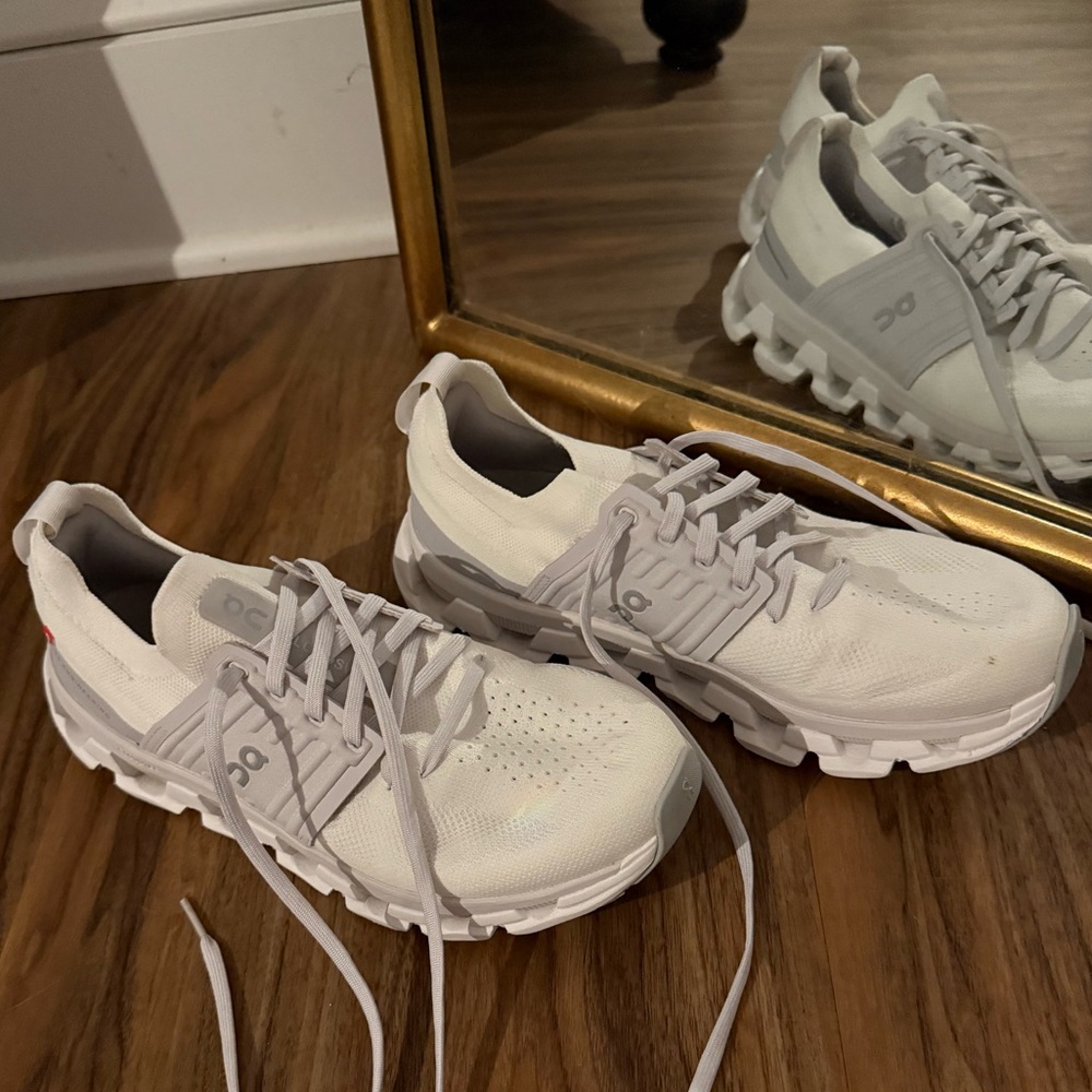 On Cloudswift women’s shoes size 9